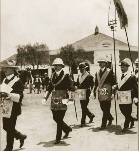 O Duque de Connaught, GM da Maçonaria Inglesa liderando uma procissão maçônica em Bulawayo, Rodésia, 1910